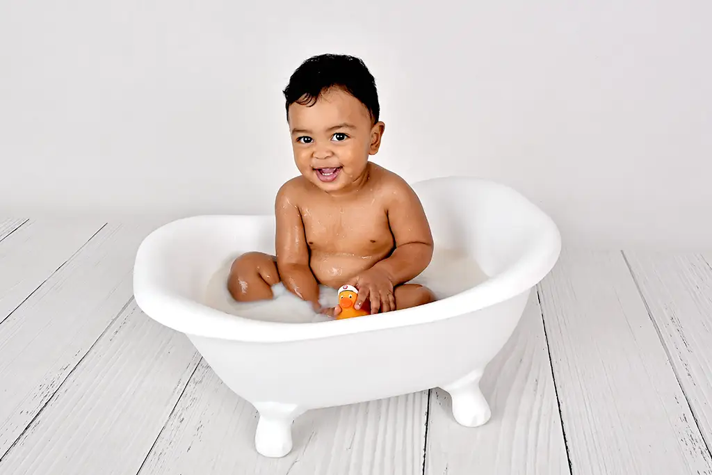 Bébé dans un bain de lait