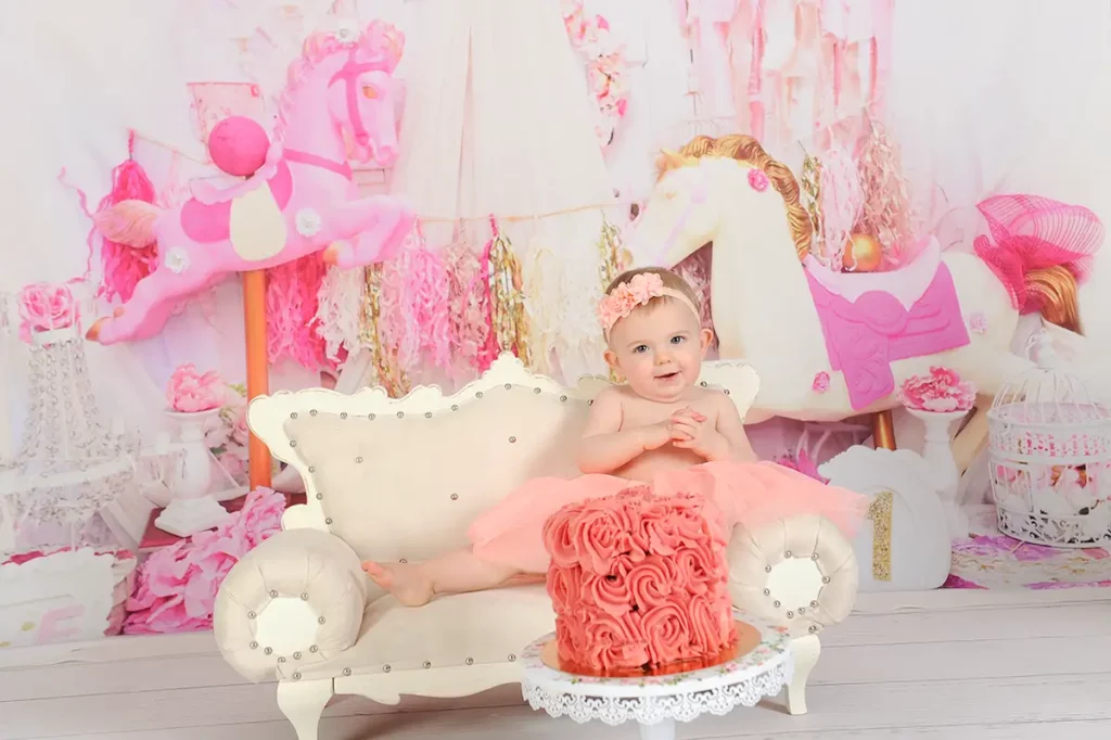 Beau décor et bébé avec gâteau