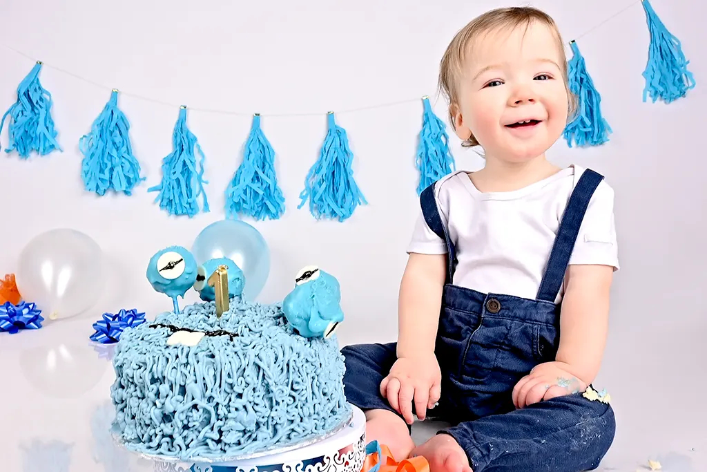 Bebe de un ano con torta de cumpleanos